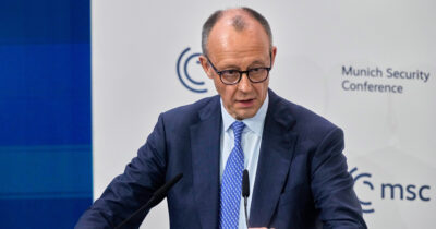 Copertina di Merz: “Ha ragione Vance, c’è divario Usa-Ue: l’agenda Maga non è la nostra. L’Europa diventi un player globale, la libertà è in pericolo”