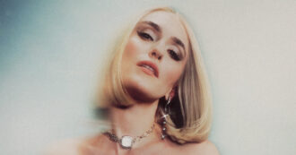 Copertina di “A Sanremo 2026 torno con timidezza, ma se voglio una cosa me la prendo con determinazione. Come sopravvivere? Non facendosi travolgere dal tempo”: così Mara Sattei