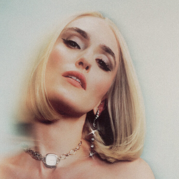 “A Sanremo 2026 torno con timidezza, ma se voglio una cosa me la prendo con determinazione. Come sopravvivere? Non facendosi travolgere dal tempo”: così Mara Sattei