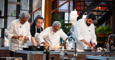 Copertina di Choc a Masterchef: esce uno dei favoriti, fan in rivolta. La cucinata in tandem dei giudici e la cantata sulle note di Gigi D’Alessio: cos’è successo