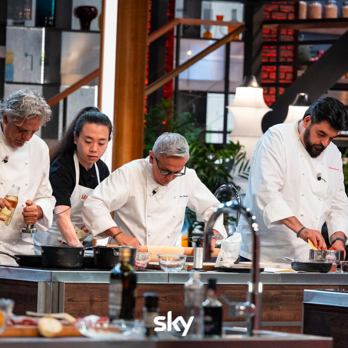 Choc a Masterchef: esce uno dei favoriti, fan in rivolta. La cucinata in tandem dei giudici e la cantata sulle note di Gigi D’Alessio: cos’è successo