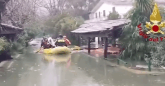 Copertina di Forti piogge in Calabria, abitanti soccorsi con i gommoni nel Cosentino