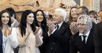 Copertina di “L’importanza di Sanremo 2026 travalica l’apparenza, è di sostanza”: il presidente Mattarella incontra Carlo Conti, Laura Pausini e i Big. Assente (giustificata) Patty Pravo