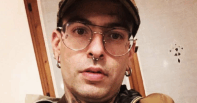 Copertina di Arrestato il rapper Malacarne per spaccio di droga: aveva con se alcuni grammi di cocaina, hashish e 400 euro in contanti. In casa trovati ketamina, MDMA e ossicodone