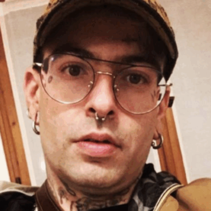 Arrestato il rapper Malacarne per spaccio di droga: aveva con se alcuni grammi di cocaina, hashish e 400 euro in contanti. In casa trovati ketamina, MDMA e ossicodone