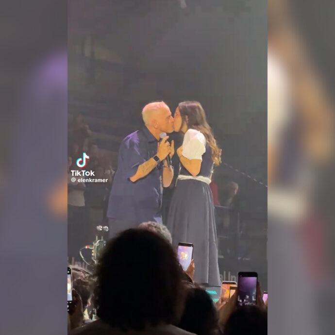 Duetto “al bacio” a sorpresa: Aurora Ramazzotti sul palco della data zero di papà Eros emoziona i fan – Video