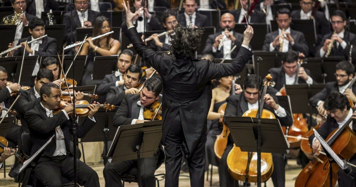 Al concerto per “vedere il maestro” o per “ascoltare la sinfonia”? L’epoca del direttore-star: come e perché oggi è cambiato il modo di fruire la musica classica dal vivo