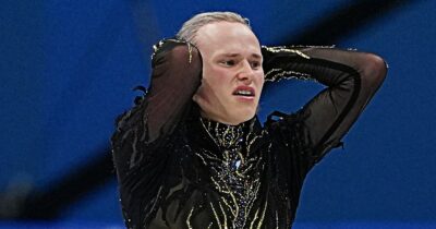 Copertina di Olimpiadi in diretta | Clamoroso nel pattinaggio di figura: Malinin cade due volte e chiude ottavo. Grassl 9°: “Sono andato in bagno a vomitare”