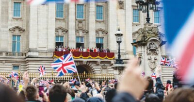 Copertina di Epstein mandava le vittime  anche  a Buckingham Palace