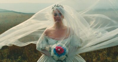 Copertina di “Cime tempestose” è kitsch, quindi perfetto  per San Valentino: la recensione del film di Emerald Fennell