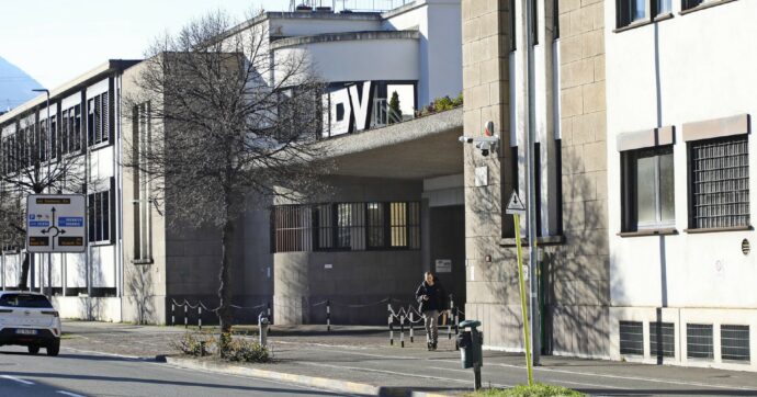 La corsa al riarmo salva Iveco. L’addio dorato di Elkann:  i ricavi del settore armi sono aumentati del 19,1%