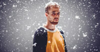 Copertina di Se il primo amore è una fatica: lo sci. La recensione di ‘’First Love’’ al Piccolo Teatro