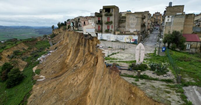 Copertina di  Dl Maltempo bloccato:  Niscemi può attendere  