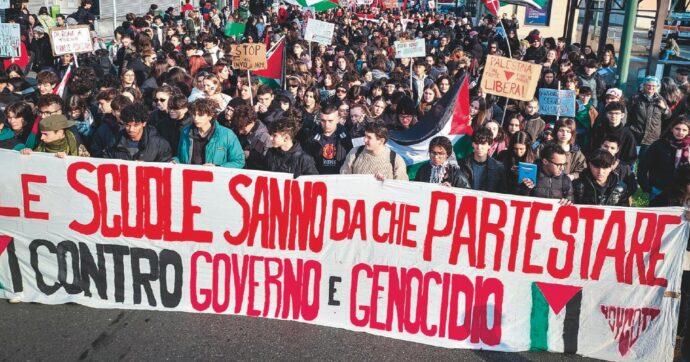 Scuola, Valditara punisce se inviti Albanese. Sanzioni e ispezioni del ministro a chi organizza eventi con la relatrice Onu. Poco o niente verso l’estremismo di destra