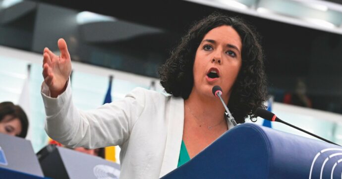 Copertina di “Su diritto e legalità queste élite europee sono come Trump”. Intervista all’eurodeputata Manon Aubry (Left)