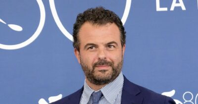 Copertina di De Angelis porta sul set   il libro scritto da  Franchini