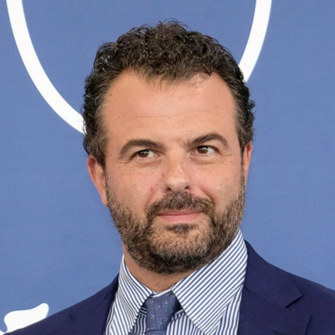 De Angelis porta sul set   il libro scritto da  Franchini