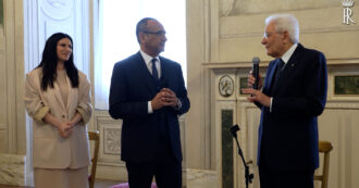 Copertina di I cantanti di Sanremo 2026 intonano Azzurro davanti a Mattarella, lui ironizza: “Fin dall’asilo mi hanno insegnato a cantare senza emettere suoni per non turbare il coro”