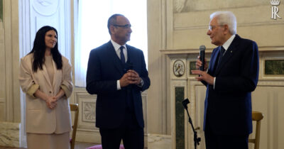 Copertina di I cantanti di Sanremo 2026 intonano Azzurro davanti a Mattarella, lui ironizza: “Fin dall’asilo mi hanno insegnato a cantare senza emettere suoni per non turbare il coro”