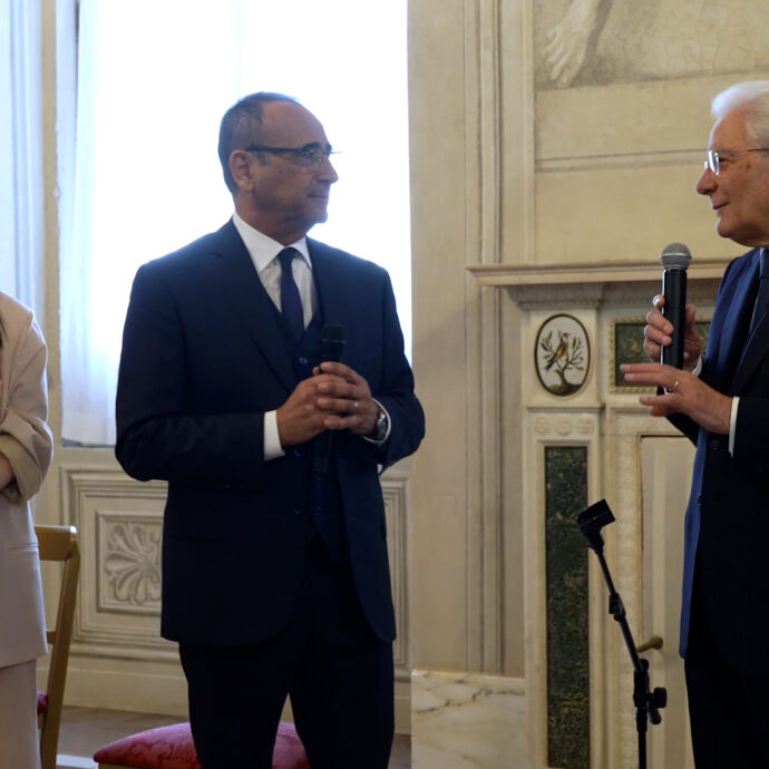 I cantanti di Sanremo 2026 intonano Azzurro davanti a Mattarella, lui ironizza: “Fin dall’asilo mi hanno insegnato a cantare senza emettere suoni per non turbare il coro”