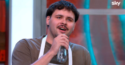 Copertina di Masterchef, l’elemento di “disturbo” del concorrente: il duetto che non ti aspetti con Cannavacciuolo sulle note di Un nuovo bacio – Video