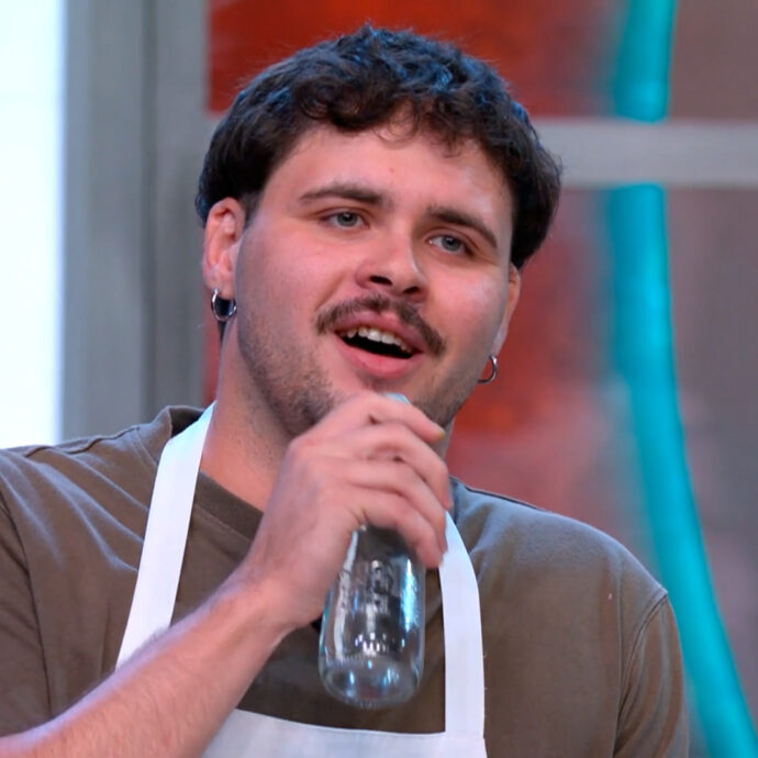 Masterchef, l’elemento di “disturbo” del concorrente: il duetto che non ti aspetti con Cannavacciuolo sulle note di Un nuovo bacio – Video