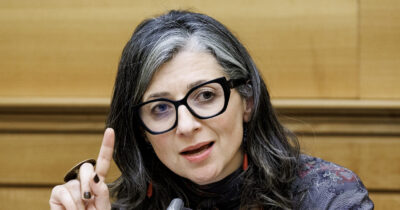 Copertina di L’Onu difende Francesca Albanese: “False le accuse su Israele, preoccupati per disinformazione e attacchi personali”