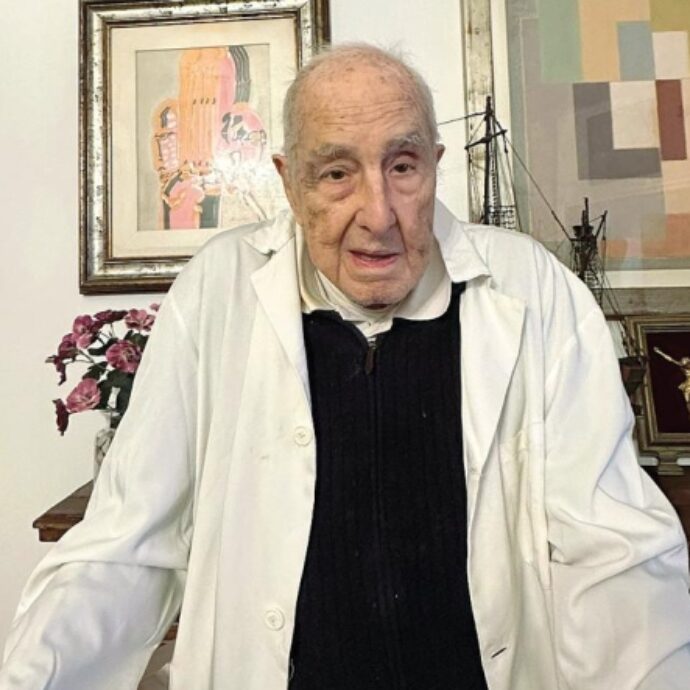 “A 101 anni visito ancora i miei pazienti. Non tremo, non sbavo, cammino da solo con l’aiuto del bastone. La morte? Vuol dire addormentarsi. Almeno spero”: la storia del dottor Cardini
