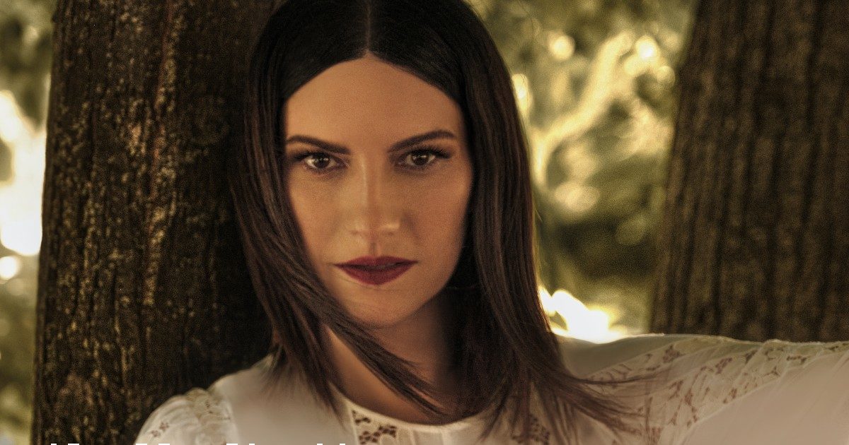 “Le polemiche sull’inno alla cerimonia delle Olimpiadi? Vasco e Celine Dion mi hanno difesa, mi sento il cuore esplodere”: parla Laura Pausini