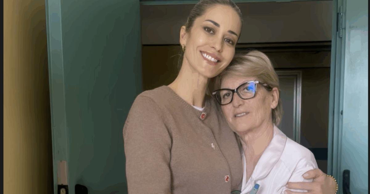 Elena Santarelli: “Mia mamma ha avuto un infarto, è stata in terapia intensiva. Si è salvata grazie alla prontezza di papà”. La foto dell’abbraccio in ospedale