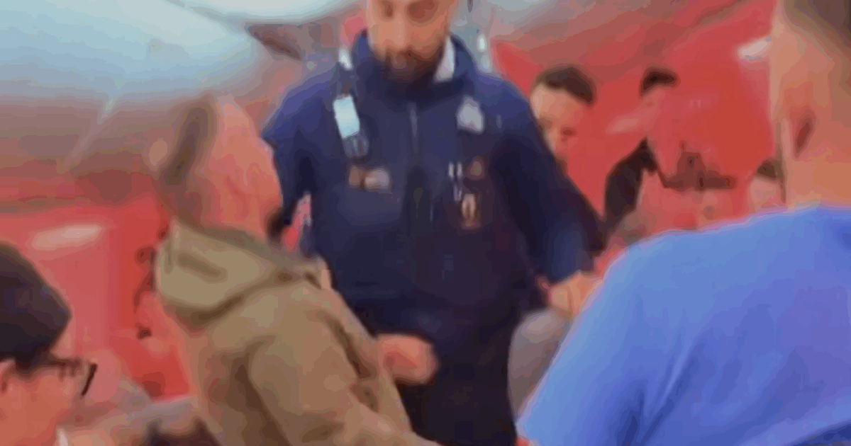 “C’erano sangue sui sedili e denti sparsi sul pavimento dell’aereo”: scoppia la rissa in volo tra i passeggeri, atterraggio d’emergenza a Bruxelles