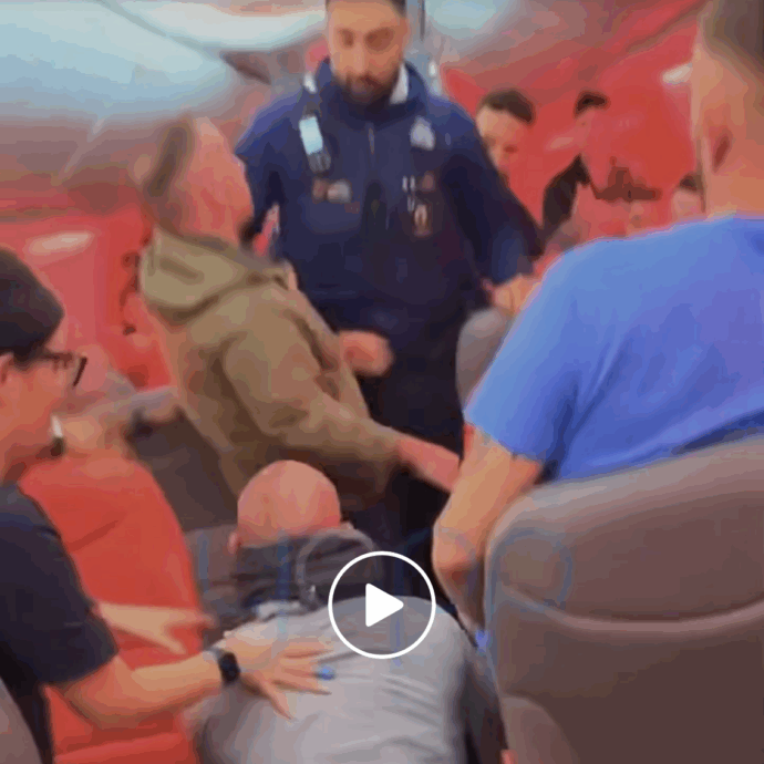 “C’erano sangue sui sedili e denti sparsi sul pavimento dell’aereo”: scoppia la rissa in volo tra i passeggeri, atterraggio d’emergenza a Bruxelles