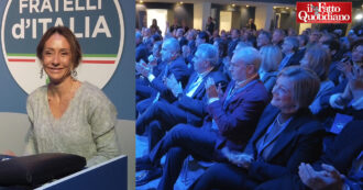 Copertina di C’è la direzione nazionale di FdI, entrano le telecamere e Donzelli fa partire l’applauso a comando – Video