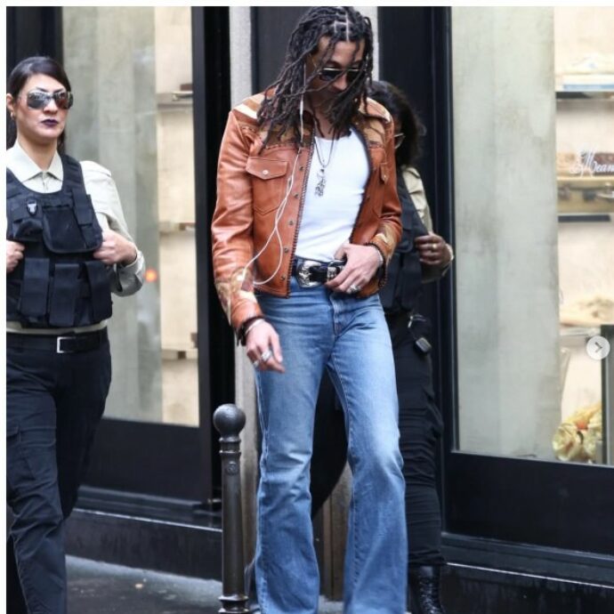 Ghali in centro a Milano scortato da due bodyguard donne, le foto in San Babila sono virali e le fan si scatenano: “Mi candido anch’io”