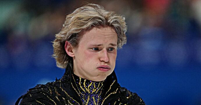 “Troppa pressione, non ho saputo gestire lo stress. Sto cercando di capire cosa sia successo”: le lacrime di Malinin