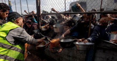 Copertina di Gaza, la ong World Central Kitchen: “Nella Striscia siamo rimasti, il cibo entra ma serve tanto altro”
