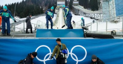 Copertina di Giochi Olimpici, le voci dei lavoratori: “Notti al gelo per otto euro l’ora. Sono costretto a licenziarmi”