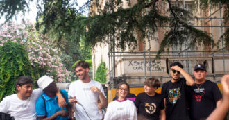 Dalle sbarre alla piazza di Don Gallo per rappare le loro storie difficili: detenuti minorenni e migranti cantano la voglia di riscatto