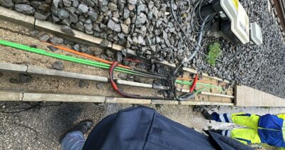 Copertina di Nuovi sabotaggi sull’alta velocità, oltre due ore di ritardi e cancellazioni. Salvini: “Staneremo i delinquenti”. Caos in Molise per un cavo tranciato