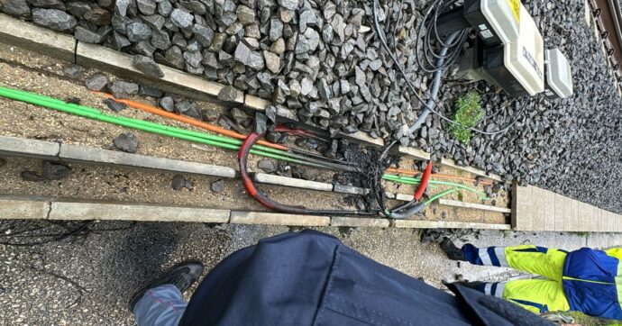 Nuovi sabotaggi sull’alta velocità, oltre due ore di ritardi e cancellazioni. Salvini: “Staneremo i delinquenti”. Caos in Molise per un cavo tranciato