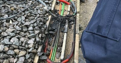 Copertina di Nuovi sabotaggi sull’alta velocità, oltre due ore di ritardi e cancellazioni. Salvini: “Staneremo i delinquenti”. Caos in Molise per un cavo tranciato