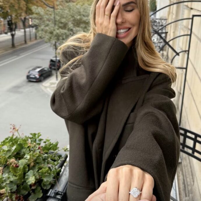 Ilary Blasi si sposa. Il diamante da sogno a Parigi nel giorno di San Valentino e la dedica a Bastian Muller: “Per sempre”