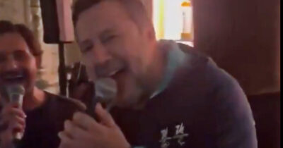 Copertina di Salvini al karaoke canta “Maledetta primavera” in un locale in centro a Cortina: il video virale