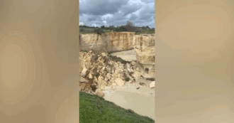 Copertina di Crolla l’Arco dei Faraglioni di Sant’Andrea a Melendugno a causa di mareggiate e piogge: il video