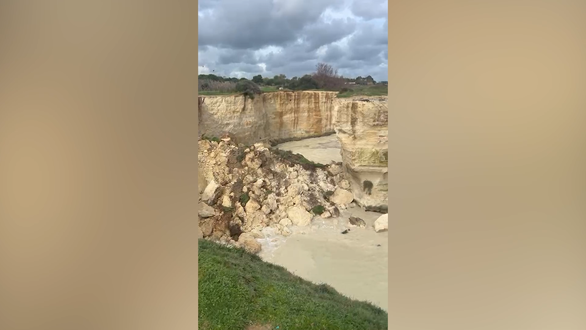 Crolla l’Arco dei Faraglioni di Sant’Andrea a Melendugno a causa di mareggiate e piogge: il video