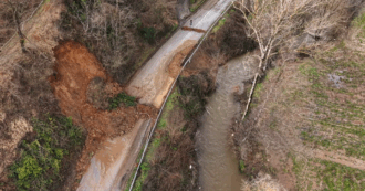 Copertina di Allagamenti e frane in Calabria: evacuazioni a Cassano all’Ionio, smottamento e strada bloccata nel Catanzarese – Video
