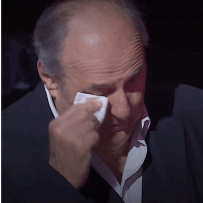 “Non sarei riuscito a fare nulla di ciò che hai fatto tu”: Gerry Scotti in lacrime a C’è Posta per Te per la storia di papà Francesco e delle sue quattro figlie