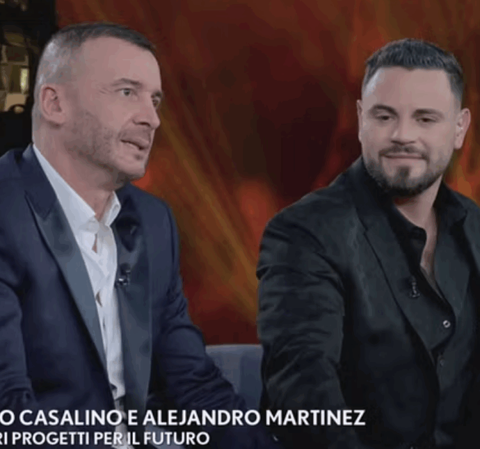 “Non ho mai amato nessuno così, mi sembra di non meritarlo”: Rocco Casalino in lacrime a Verissimo per la lettera d’amore del fidanzato Alejandro