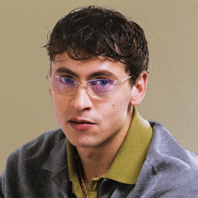 “Ci ucciderà la fretta di arrivare, il bisogno di essere subito performanti. Vogliamo diventare come l’IA? Non credo”: il debutto di Tredici Pietro a Sanremo 2026