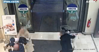Copertina di Aggredisce una bimba in un supermercato per rapirla e le rompe il femore: il video delle telecamere di sorveglianza